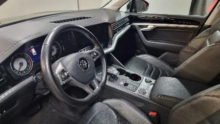 Volkswagen Touareg photo-11